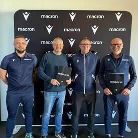 Kolejna mocna współpraca💪 Witamy @huraganpobiedziska!🤝

#macron #macronfootball #współpraca #redbox