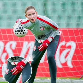Idealne rękawice na kadrę?😎 Biało-czerwone Rosso🧤Trzymamy kciuki za Reprezentację🇵🇱 

📸fot. @radoslawjozwiak /@cyfrasport 

#rbsport #goalkeeper #rękawicebramkarskie #reprezentacja #redbox