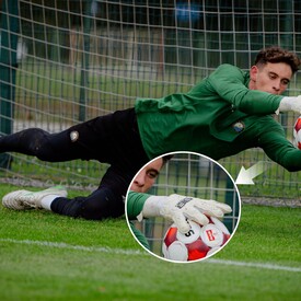 Coraz więcej bramkarzy ufa naszym rękawicom🤝 Przekonaj się sam i wypróbuj jeden z najpopularniejszych modeli - Classic 3.0🥅

📸fot. @fksstalmielec 

#rbsport #goalkeeper #goalkeepergloves #bramkarz #sprzętpiłkarski #redbox