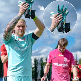 Oprócz nowości,  mamy też sporo ciekawych modeli, które już od dawna dobrze Wam się sprawdzają🤝 Rękawice Flux🧤

📸fot. @spartakatowice 

#rbsport #goalkeeper #goalkeepergloves #bramkarz #redbox