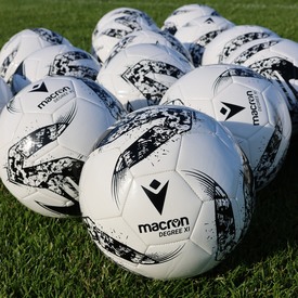 Jest w czym wybierać!😎 Poznaj wszystkie modele piłek od Macron⚽ Tutaj Degree XI📲REDBOX.pl

#macron #macronfootball #macronsportshub #football #sprzętsportowy #redbox