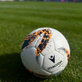 Dziś wieczorem gala Złotej Piłki, kogo typujecie?🫅🏼Tymczasem, skoro mowa o piłce.. Macron Lancer czeka na Was w naszym sklepie⚽️ Sprawdź ofertę najlepszych modeli włoskiej marki🔝

#macron #macronfootball #sprzętpiłkarski #redbox