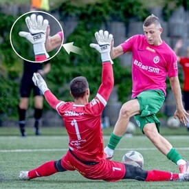 Czasem bramkarz musi się sporo nagimnastykować🤸 My zadbamy o dobry sprzęt🧤 Rękawice dostępne tutaj📲REDBOX.pl

📸fot. @mirek.woznik 

#rbsport #goalkeeper #goalkeepergloves #bramkarz #redbox