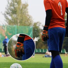 Rękawice bramkarskie X1🧤 Połączenie przemyślanych, sprawdzonych rozwiązań z ciekawą, przykuwającą wzrok stylistyką👀

#rbsport #goalkeeper #bramkarz #sprzętpiłkarski #redbox