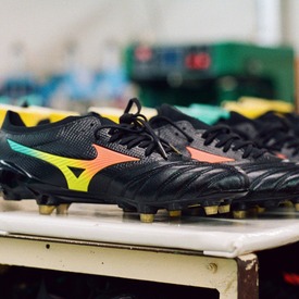 Czarne lub białe⚽ Obie wersje tak samo precyzyjnie wykonane, z naturalnej skóry zapewniającej świetne czucie piłki🔝 Mizuno Morelia Neo📲REDBOX.pl

#mizuno #mizunofootball #footballboots #redbox