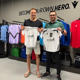@kudidejv  w RED BOXie! 😎 
Dziękujemy za zaufanie i trzymamy kciuki za nowy projekt! 🔥💪

#dawidkudła #gkskatowice #goalkeeper #macron