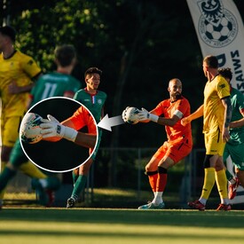 Pewny chwyt, komfort i odpowiednie dopasowanie🫡 To kilka z cech naszych rękawic bramkarskich🧤 Przekonaj się sam📲REDBOX.pl

📸fot. @dolzpn 

#rbsport #goalkeepergloves #goalkeeper #rękawicebramkarskie #redbox
