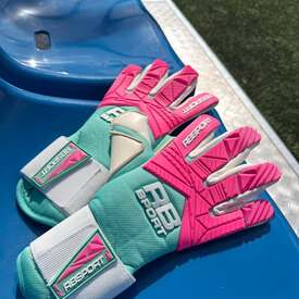 Nowe rękawice już sobie spokojnie leżą i czekają🧤 Sprawdź nasze bramkarskie propozycje🤩📲REDBOX.pl

#rbsport #goalkeeper #goalkeepergloves #bramkarz #redbox