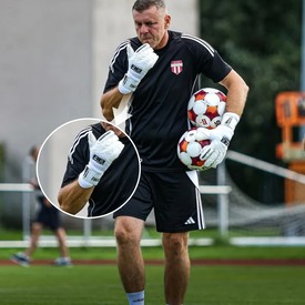 Trening to podstawa💪 Z dobrym sprzętem to czysta przyjemność🔝 Przypominamy o możliwości personalizacji naszych rękawic🧤

📸fot. @pogongrodzisk 

#rbsport #goalkeeper #goalkeepergloves #footballtraining #redbox