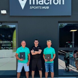 Podjęliśmy współpracę z klubem @mks_sparta_zory 💪 Witamy w drużynie!🤝

#macron #macronfootball #współpraca #sprzętsportowy #redbox