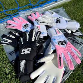 Świeża dostawa nowości!🤩🔥 Zapowiadane modele rękawic bramkarskich już dostępne na📲REDBOX.pl

#rbsport #rękawicebramkarskie #goalkeepergloves #redbox