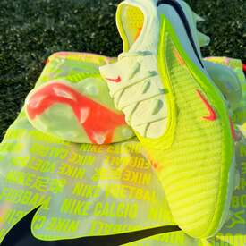 Te korki w wakacyjnych kolorach rzucają się w oczy👀 ☀️ Nike Phantom 6 Low Elite to jeden z dopracowanych, lekkich i precyzyjnych wyborów📲REDBOX.pl

#nike #nikephantom #footballboots #redbox