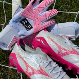 Taki zestaw💖 Komu się podoba?👌 Mizuno Morelia Neo i rękawice Brave 2.0📲 REDBOX.pl

#mizunofootball #rbsport #goalkeepergloves #footballboots #redbox
