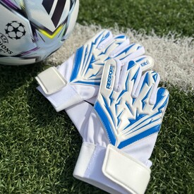 First Save1⃣ Czyli rękawice stworzone dla najmłodszych, którzy dopiero zaczynają swoją bramkarską przygodę🥅 Dostępne na📲REDBOX.pl

#rbsport #bramkarz #footballtraining #goalkeeper #redbox