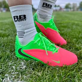 Kolejny model, który promuje Haaland⭐️ Dziecięce korki Nike Phantom 6 Low Club⚽️ Zobacz na📲REDBOX.pl

#nike #nikefootball #rbsport #haaland #redbox