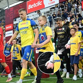 Rękawice Brave 2.0 idealnie komponują się ze sprzętem Macron⚽ Inne modele tak samo🧤 Wybierz swój ulubiony na📲REDBOX.pl

📸fot. @arkagdyniasa 

#rbsport #macron #goalkeeper #bramkarz #rękawicebramkarskie #redbox