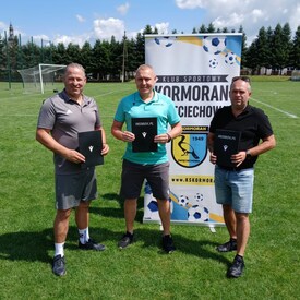 Współpraca z @kskormoran  podpisana⚽ Kolejny klub gra z nami, dzięki za zaufanie🤝

#macronfootball #współpraca #klubypiłkarskie #sprzętpiłkarski #redbox