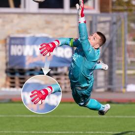 Wysokie loty🛫 Z profesjonalnym sprzętem zawsze🔝 Wypróbuj nasze modele rękawic bramkarskich🧤

📸fot. @nkppodhale 

#rbsport #goalkeeper #goalkeepergloves #redbox