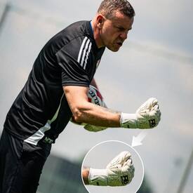 Jest ogień🔥 Trenuj mocno, a sprzęt wybieraj pewny!🧤 Rękawice bramkarskie znajdziesz na 📲REDBOX.pl

📸fot. Anna Socha / @pogongrodzisk 

#rbsport #goalkeeper #goalkeepergloves #rękawicebramkarskie #redbox