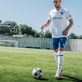 Koszulki zagranicznych klubów też mamy🏟 Kupisz u nas najnowsze stroje Macron, między innymi wszystkie komplety klubu Banik Ostrava🤝 Dla sympatyków📲REDBOX.pl

#macron #macronfootball #strojepiłkarskie #banikostrava #redbox
