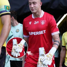 Wejdź dobrze w grę⚽️ Przyda Ci się porządny, sprawdzony przez profesjonalistów sprzęt🧤 Rękawice bramkarskie dostępne na📲REDBOX.pl

📸fot. @gksgieksakatowice

#macron #macronfootball #rbsport #bramkarze #redbox