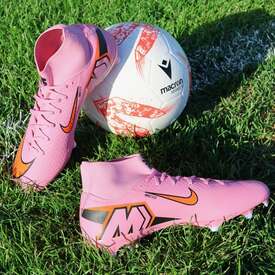 Różowe korki są teraz na topie🔝 Oprócz najnowszych modeli mamy jeszcze komfortowe, lekkie i dynamiczne Mercuriale od Nike w tym kolorze💕 Sprawdź📲REDBOX.pl

#nikefootball #macronfootball #footballboots #redbox