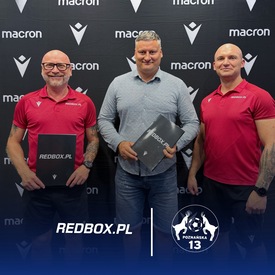 REDBOX.pl ❌ SKS Poznańska 13 Poznań 

Z radością ogłaszamy rozpoczęcie współpracy pomiędzy RED BOX a 13 Poznań! ⚽️

Cieszymy się, że od teraz gramy razem. Witamy 13 Poznań w drużynie RED BOX! 🟥

#redbox #13poznań