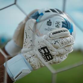 Te detale…🤩 Dopracowujemy każdy model naszych rękawic🔝 Klasyki w najnowszej odsłonie📲REDBOX.pl

#rbsport #goalkeeper #bramkarz #rękawicebramkarskie #redbox