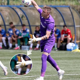 Rękawice X1 2.0 już w grze!🥅 Poprzednia wersja w czerni, a tu zupełnie nowa kolorystyka - złote detale z bielą⚪Zobacz jak się prezentują na📲REDBOX.pl

📸fot. @gksgieksakatowice 

#rbsport #goalkeeper #goalkeepergloves #bramkarz #redbox