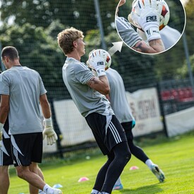 Pewny sprzęt, pewny chwyt💪 Wybieraj sprawdzone rękawice bramkarskie na📲REDBOX.pl

📸fot. Dawid Pałdyna/ @pogongrodzisk 

#rbsport #bramkarz #goalkeeper #sprzętbramkarski #redbox