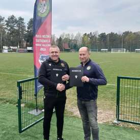 Kolejna współpraca podpisana✍️ @lzs_justynow witamy w drużynie🤝 

#macron #macronfootball #współpraca #sprzętaportowy #redbox