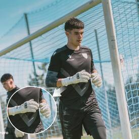 Przygotowania do sezonu w toku🔥 Wypróbuj nowy sprzęt, może rękawice Classic 3.0?📲 REDBOX.pl

📸fot. Tomasz Błaszczyk/@gksgieksakatowice 

#macron #rbsport #goalkeeper #rękawicebramkarskie #redbox