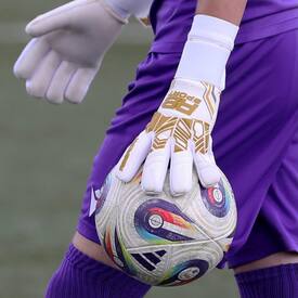 Kolejna nowość🆕🧤 Dopasowane rękawice meczowe X1 w biało-złotej wersji 2.0📲REDBOX.pl

#rbsport #goalkeeper #goalkeepergloves #rękawicebramkarskie #redbox