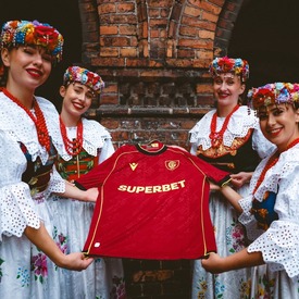 Trzecia koszulka @gksgieksakatowice  na sezon 2026/27 jest już dostępna w RED BOX!

Bordowy kolor nawiązuje do historii GieKSy i strojów, w których katowiccy piłkarze występowali na początku lat 80. To wyjątkowy projekt łączący klubową tradycję z nowoczesnym piłkarskim stylem.

Koszulkę znajdziecie:

🛒 w naszym sklepie internetowym redbox.pl
📍 w Macron Sports Hub Katowice przy ul. Nowa Bukowa 1

#redbox #macron #gkskatowice