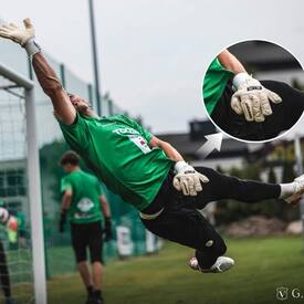 Ale ujęcie!📸 Lataj wysoko z naszym sprzętem🧤 Rękawice bramkarskie Classic 3.0📲REDBOX.pl

📸fot. G.Czerniak/@victoriawrzesnia1931 

#rbsport #goalkeeper #bramkarz #redbox