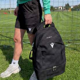 Macron od stóp do głów😎 Sportowe, modne ubrania🩳 I pojemne, wygodne plecaki, może model Crew?🎒 

#macron #macronfootball #sporstwear #redbox
