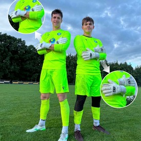 Nasze rękawice bramkarskie x2😎 Reszta sprzętu też od nas🔝 Skompletujesz u nas wszystko co jest Ci potrzebne!📲REDBOX.pl

📸fot. @shemmerling_gkcoach 

#macronfootball #rbsport #bramkarz #sprzętpiłkarski #redbox