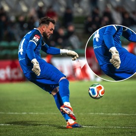 Pełne skupienie na boisku🫡 Dodaj sobie pewności z rękawicami Classic 3.0🧤Chcesz dorzucić personalizację? Zapraszamy do kontaktu📲REDBOX.pl

📸fot. @krzychafotki 

#rbsport #goalkeeper #goalkeepergloves #rękawicebramkarskie #nadruki #redbox